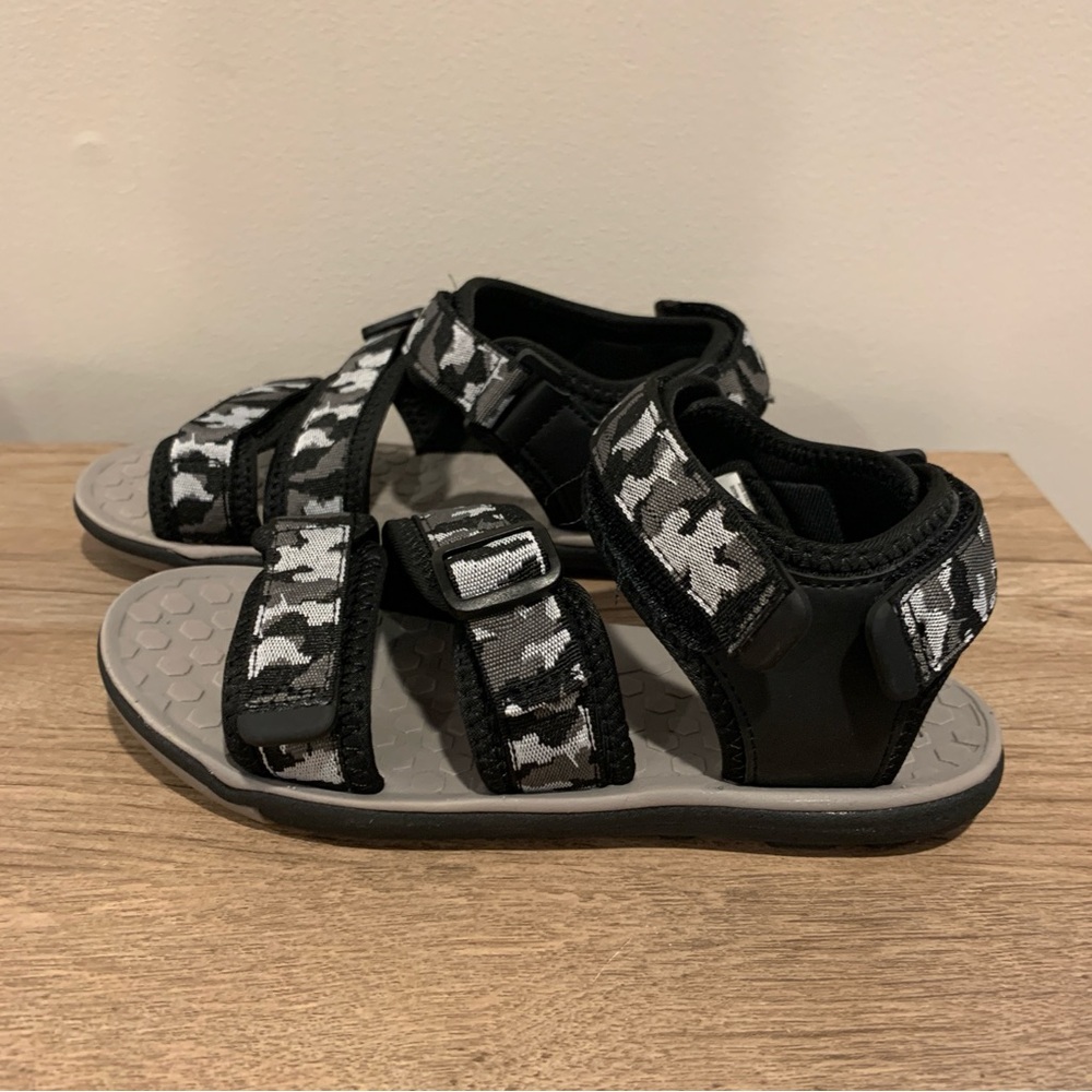 NEW Sonoma little boys size 1 gray camouflage strapy sandals - Picture 2 of 6